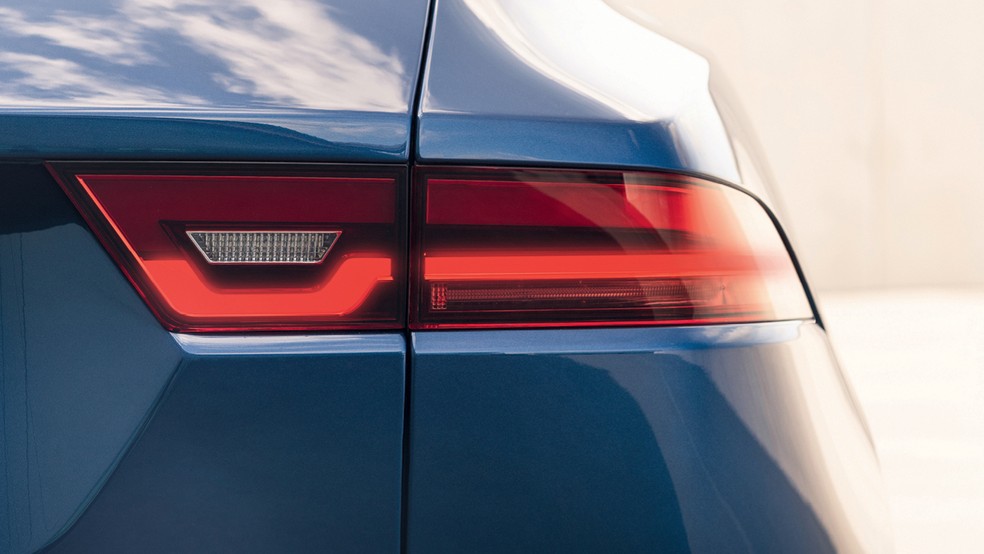 O Jaguar E-Pace R-Dynamic S tem lanternas de LED — Foto: Divulgação