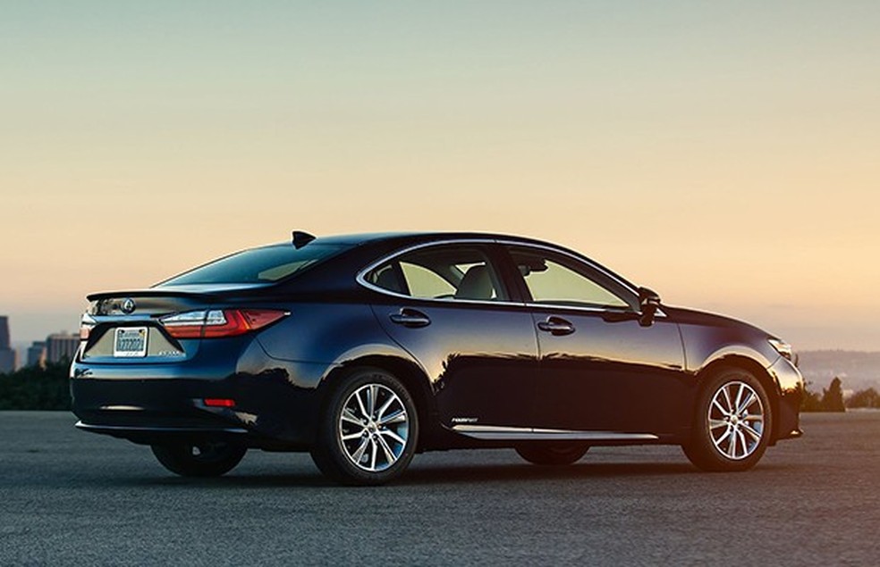 Traseira do Lexus ES350 ganhou barra cromada que une as lanternas e saídas de escape triangulares (Foto: Divulgação) — Foto: Auto Esporte