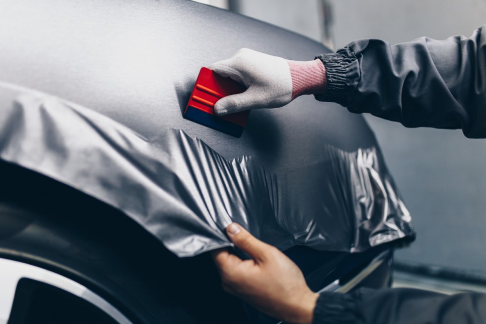 Envelopamento também é escolha de quem está com o carro com a pintura danificada — Foto: Divulgação