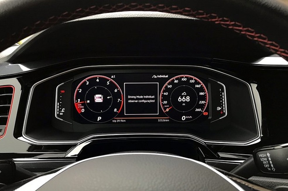 Tela que espelha os instrumentos tem tipografia em itálico e cor vermelha padrão (Foto: Diogo de Oliveira/Auto News Brasil) — Foto: Auto Esporte