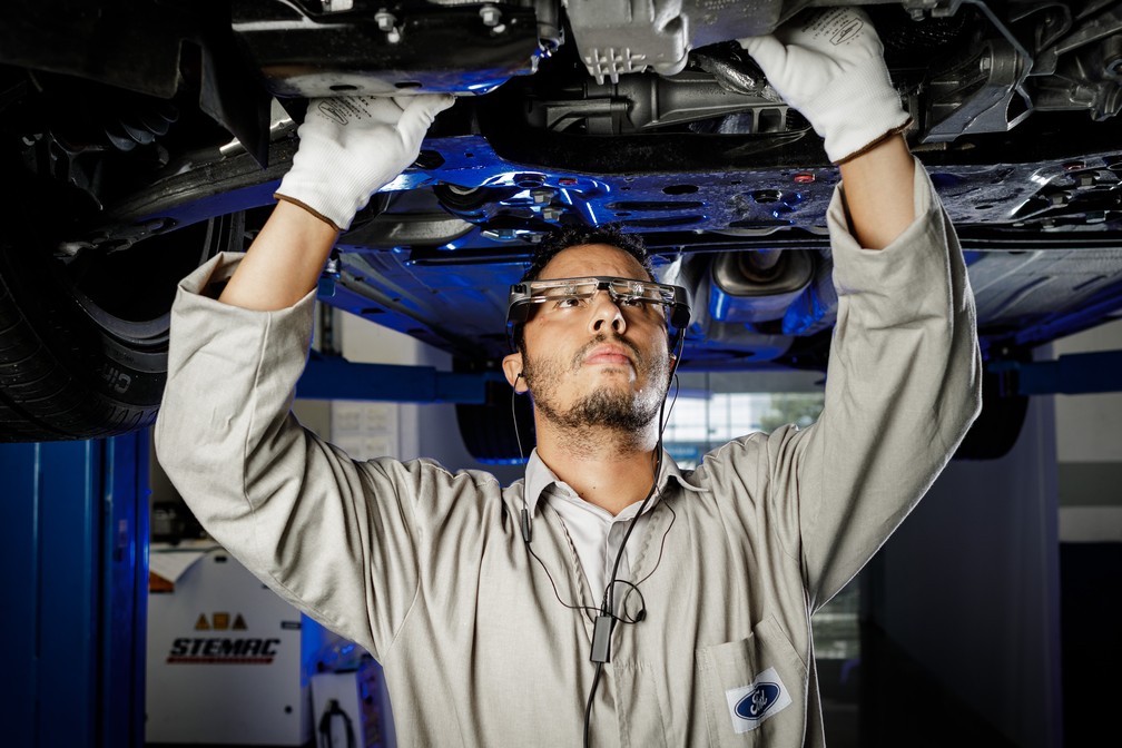Óculos de realidade aumentada da Ford usado no reparo de veículos — Foto: Divulgação