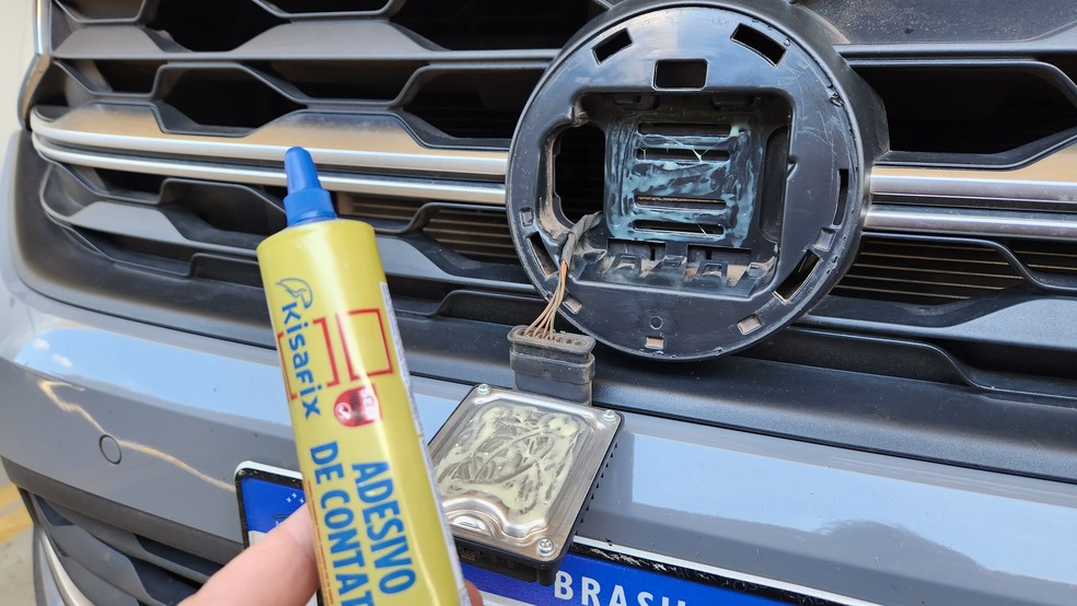 Há quem use cola para fixar ACC no Volkswagen Nivus — Foto: Reprodução Facebook