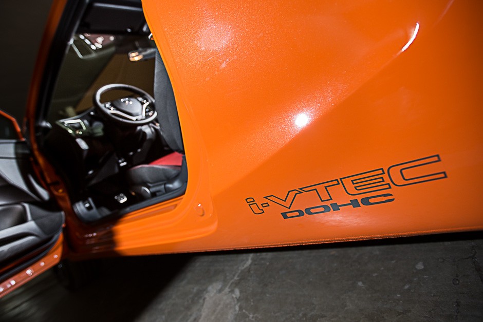 Detalhe i-VTEC gravado na carroceria do Civic Si