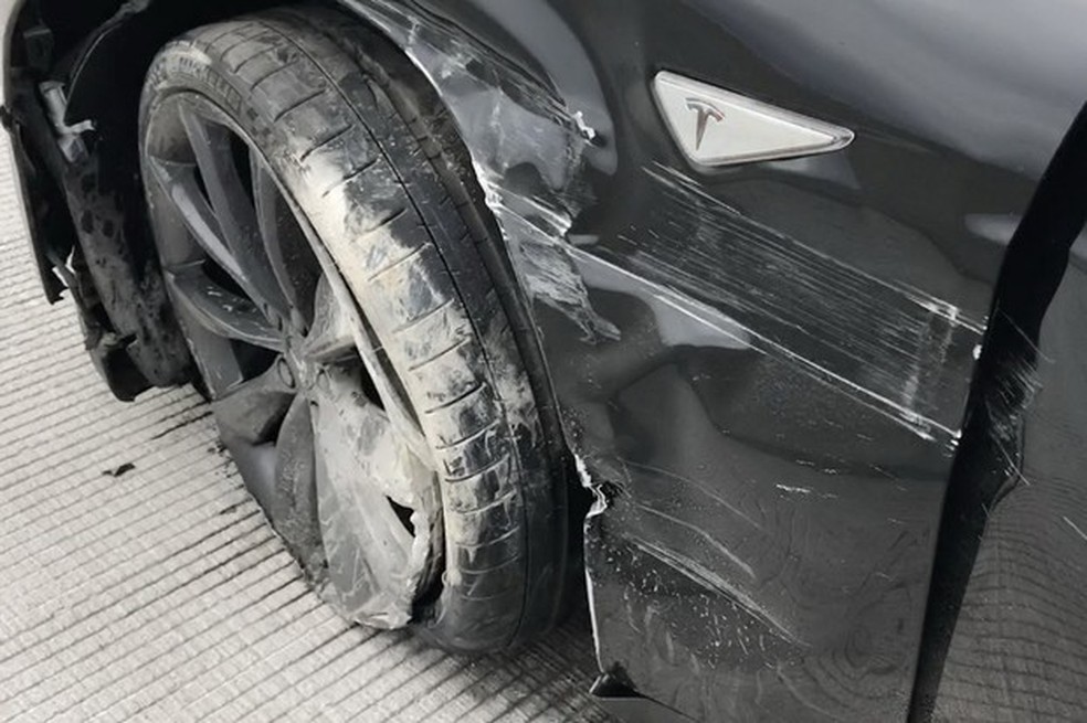 Tesla Model S bate em muro enquanto Autopilot estava ativado (Foto: Divulgação) — Foto: Auto Esporte