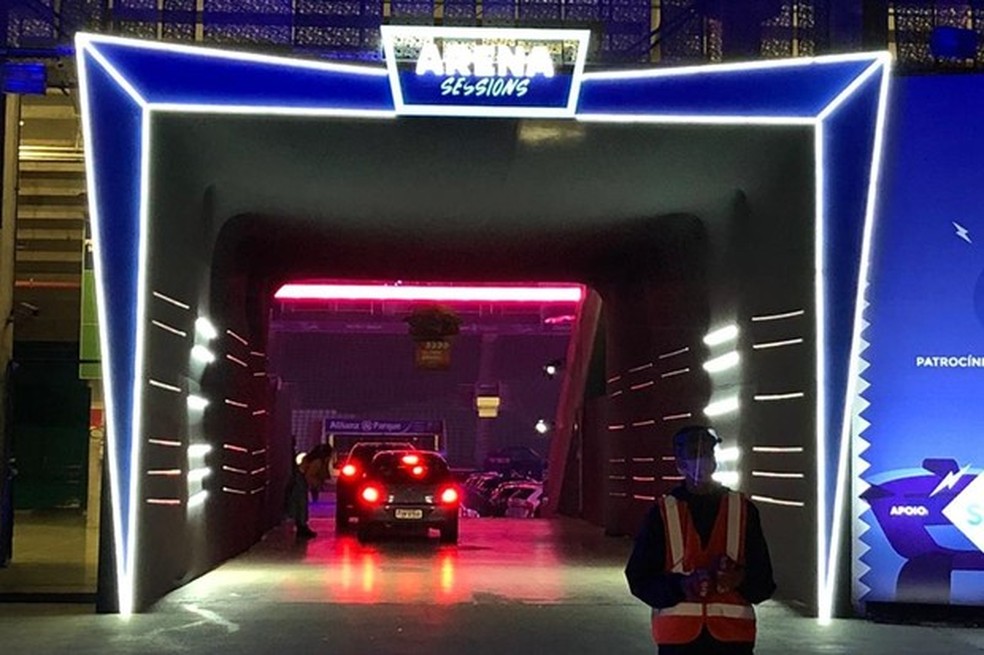 Entrada dos carros é feita pela lateral do estádio (Foto: Thais Villaça) — Foto: Auto Esporte