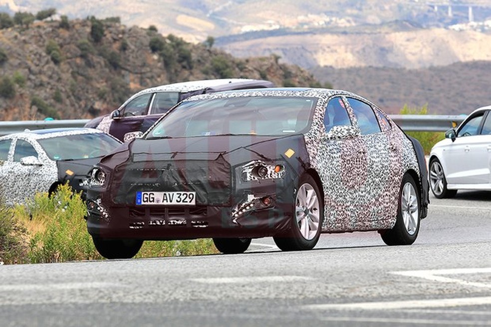 Chevrolet Malibu reestilizado flagrado em testes nos EUA (Foto: Automedia) — Foto: Auto Esporte