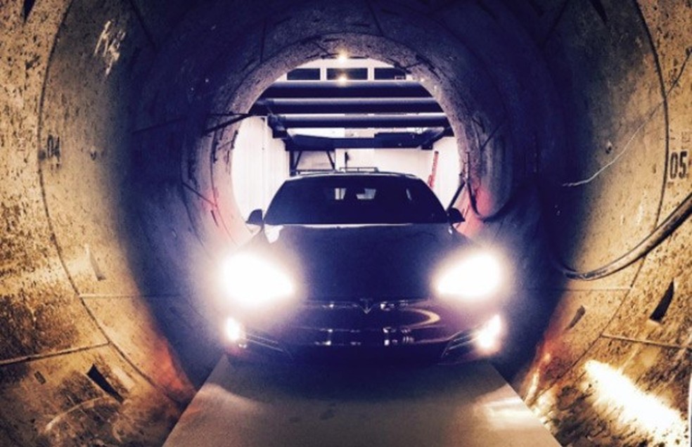 Model S em túnel é a primeira imagem da ideia revolucionária de Musk (Foto: Reprodução) — Foto: Auto Esporte