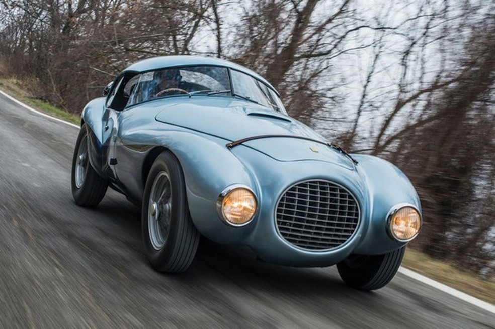 Capô abriga o motor maior das Ferrari 212 (Foto: Divulgação) — Foto: Auto Esporte