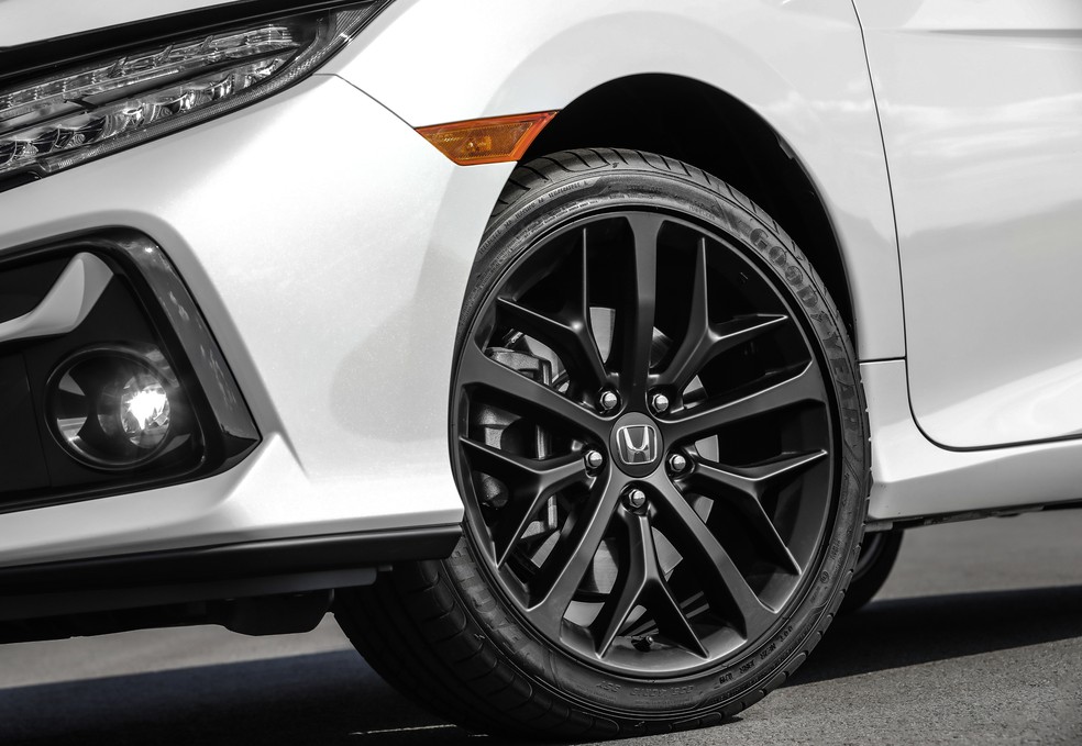 Rodas de 18 polegadas receberam novo desenho e pintura preta no Honda Civic Si 2020 — Foto: Divulgação/Caio Mattos