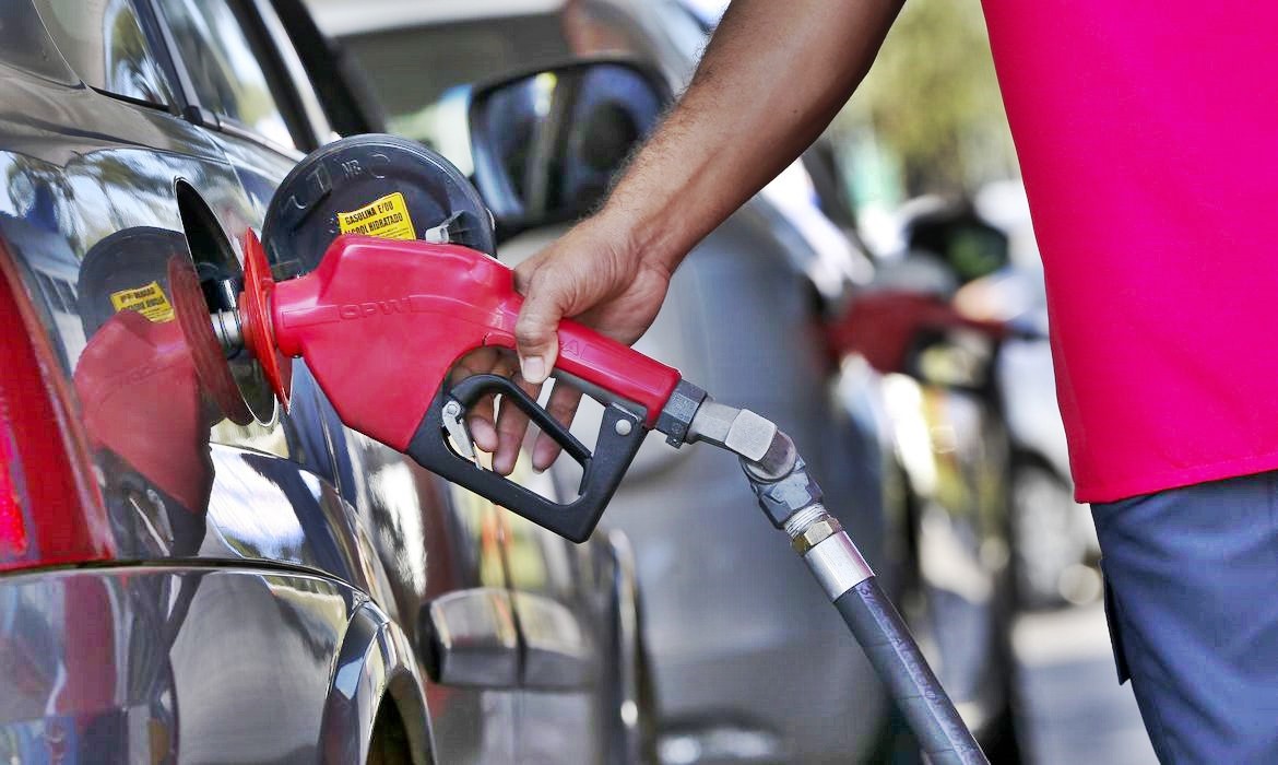 Preço da gasolina sobe 12,5% em 2023 e deve aumentar mais em 2024