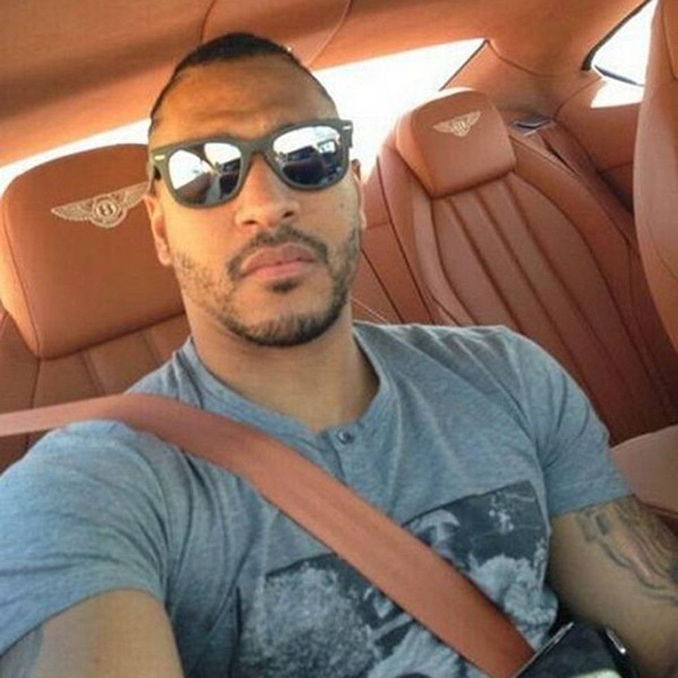 Atacante Victor Simões posta foto dentro de Bentley (Foto: Reprodução Instagram) — Foto: Auto Esporte