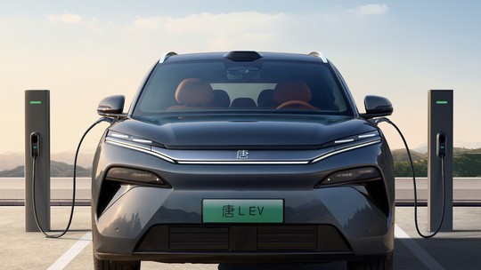 Novo carregador da BYD entrega 400 km em 5 minutos e suporta até 20 carros