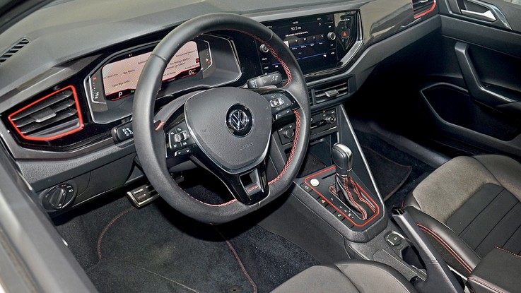VW Virtus GTS 2021 - O interior é recheado de detalhes em vermelho e  muito plástico