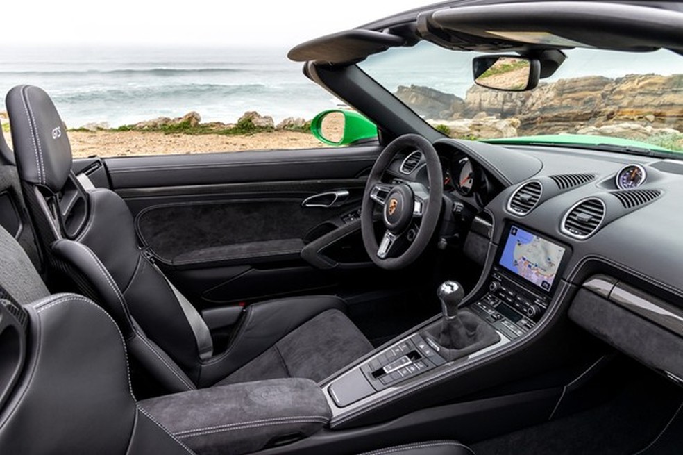 Cabine do GTS mistura muito couro e Alcantara (Foto: Divulgação) — Foto: Auto Esporte