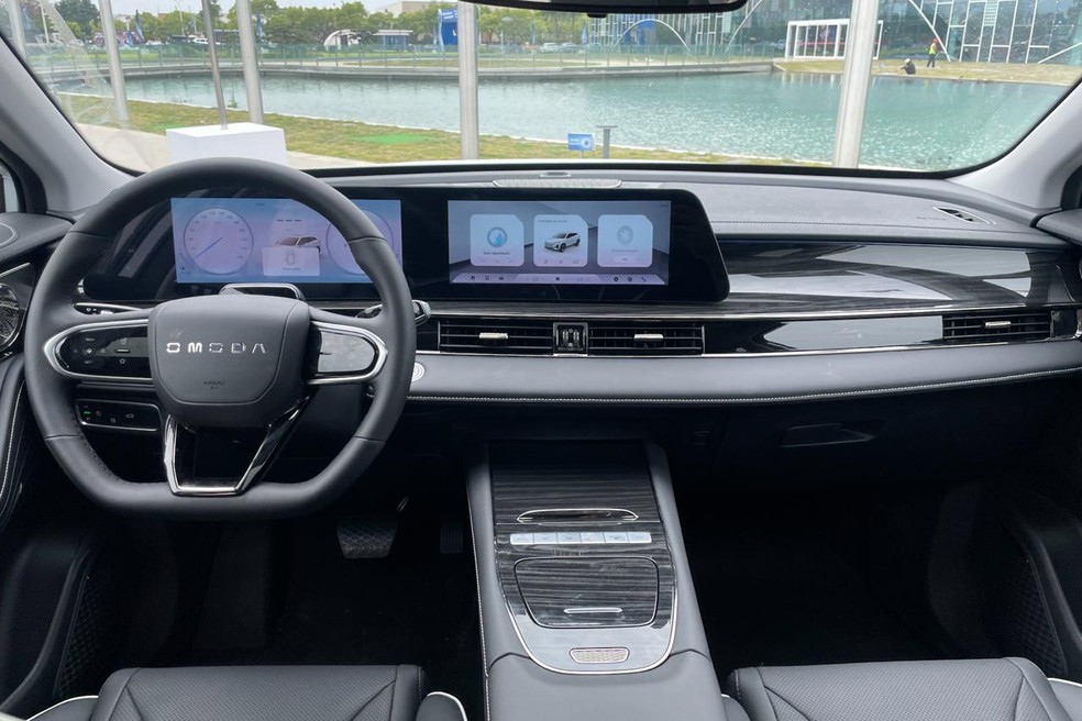 Na cabine, multimídia e quadro de instrumentos são integrados — Foto: Cauê Lira/Autoesporte