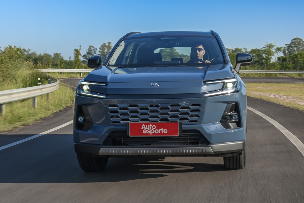 Novo Toyota RAV4 2026 está disponível nas cores Preto Atitude Metálico, Branco Lunar, Cinza Titan, Imperial Aureum e Azul Topázio (a das imagens) — Foto: Divulgação/Toyota