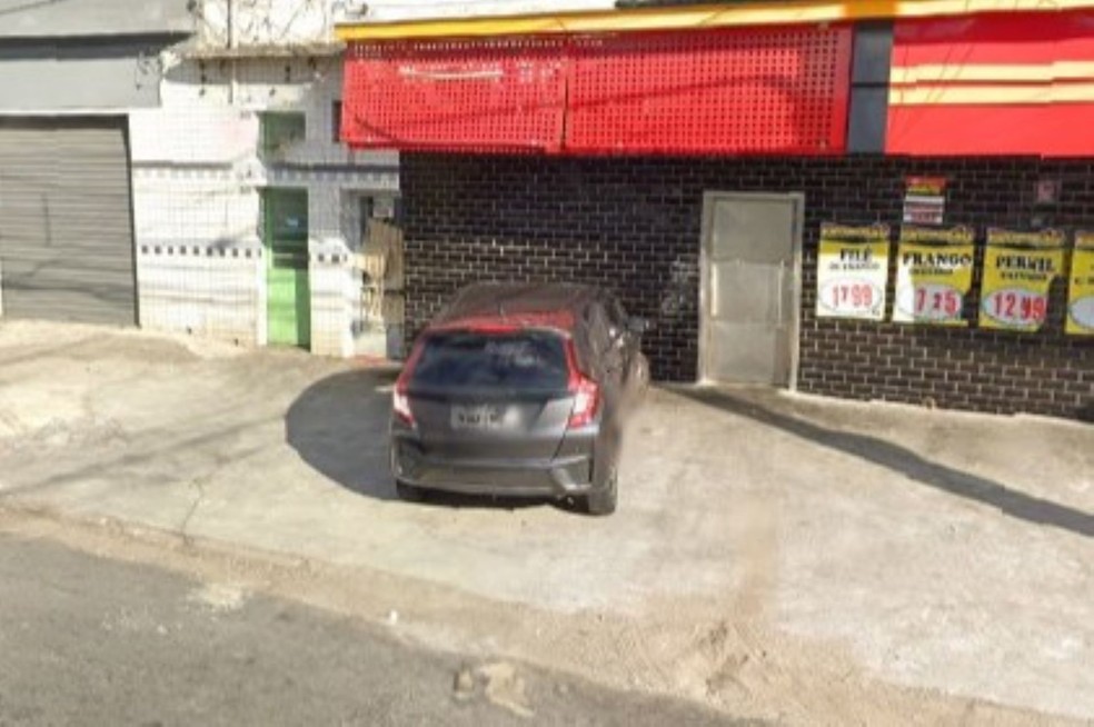 Vagas de comércio que ocupam toda área de recuo e não destinam espaço para pedestres são ilegais — Foto: Reprodução