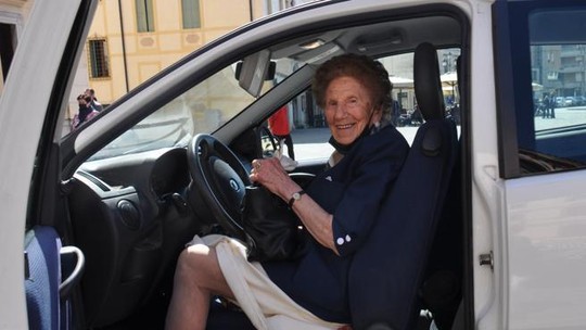 Aos 100 anos, idosa italiana renova habilitação e vai poder dirigir até 2024