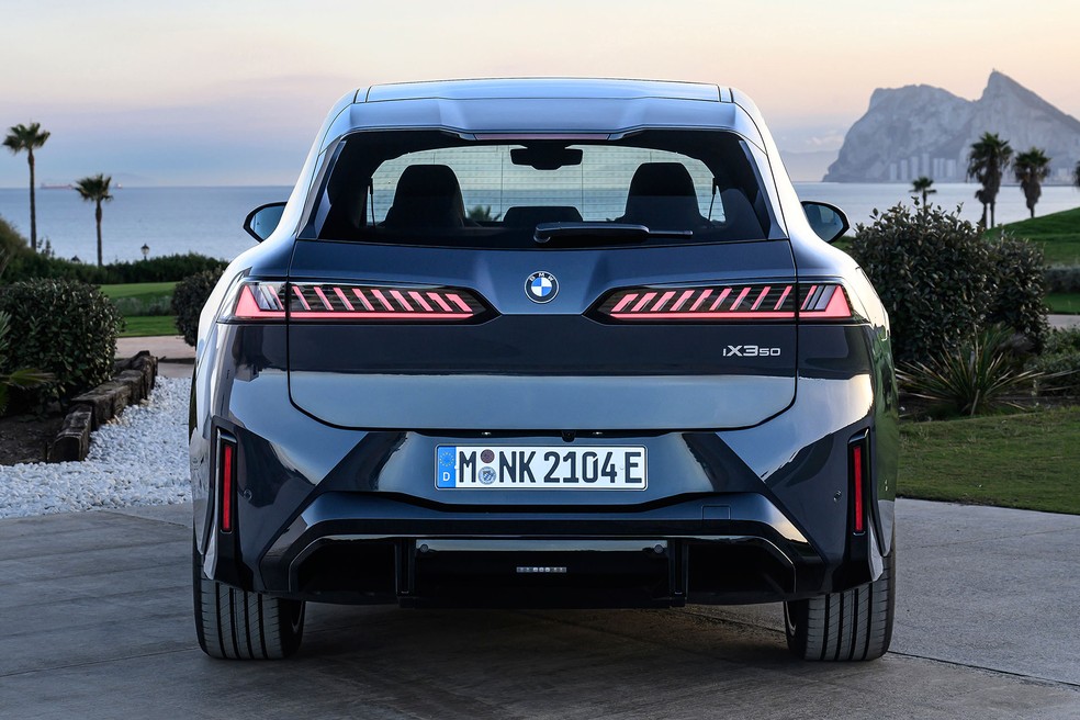 BMW iX3 50 xDrive 2025 — Foto: Divulgação