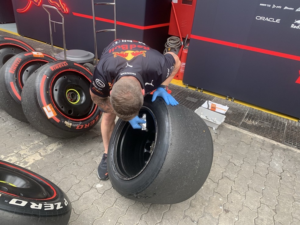 A limpeza dos pneus é feita antes de lavagem e todo o procedimento é feito de luva porque os pneus ainda estão quentes  — Foto: André Schaun 
