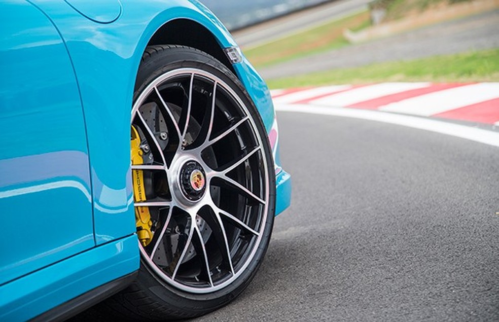 Rodas de porca central e freios carbono cerâmicos são de série no 911 Turbo S (Foto: Divulgação) — Foto: Auto Esporte
