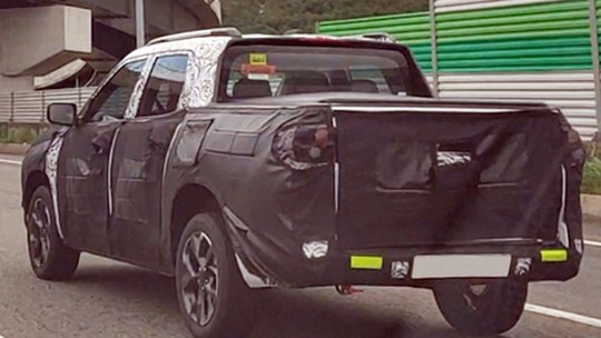 Nova Chevrolet Montana é flagrada em testes. Picape camuflada foi vista na Coreia do Sul
