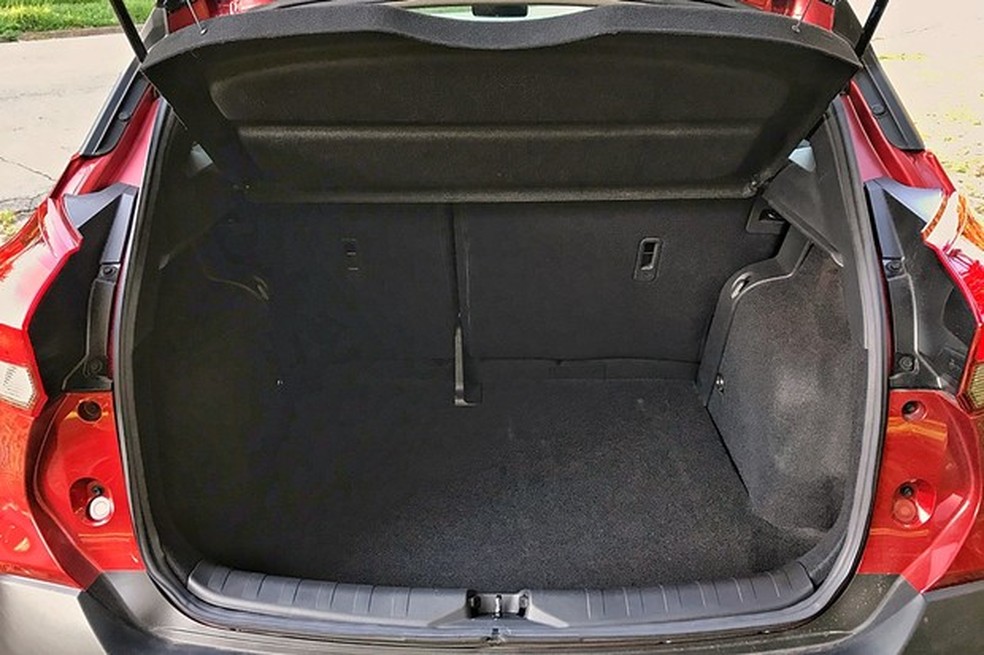 Com 432 litros, porta-malas é dos maiores da classe (Foto: Diogo de Oliveira/Auto News Brasil) — Foto: Auto Esporte