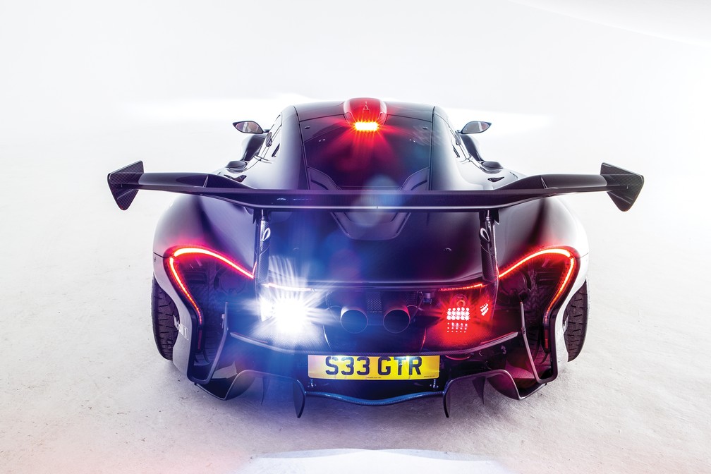 McLaren P1 GTR, de 2016 — Foto: Simon Clay/RM Sotheby's