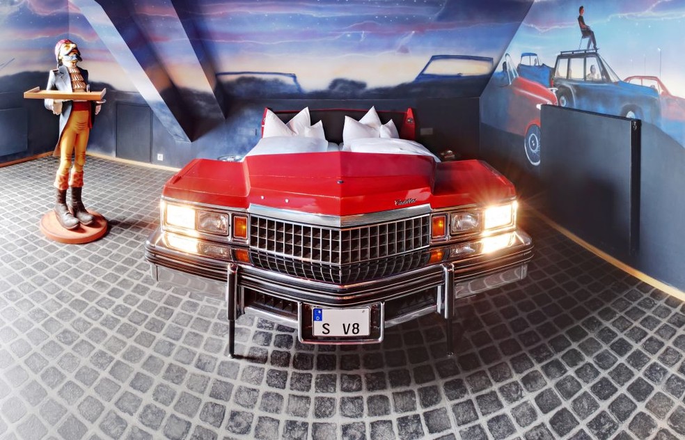 Um Cadillac se transforma em cama no quarto com tema de drive-in — Foto: Divulgação