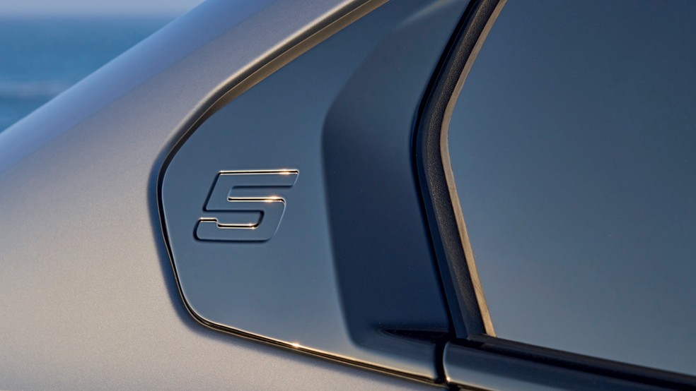 BMW i5 M60 é rival direto de Tesla Model S — Foto: Divulgação