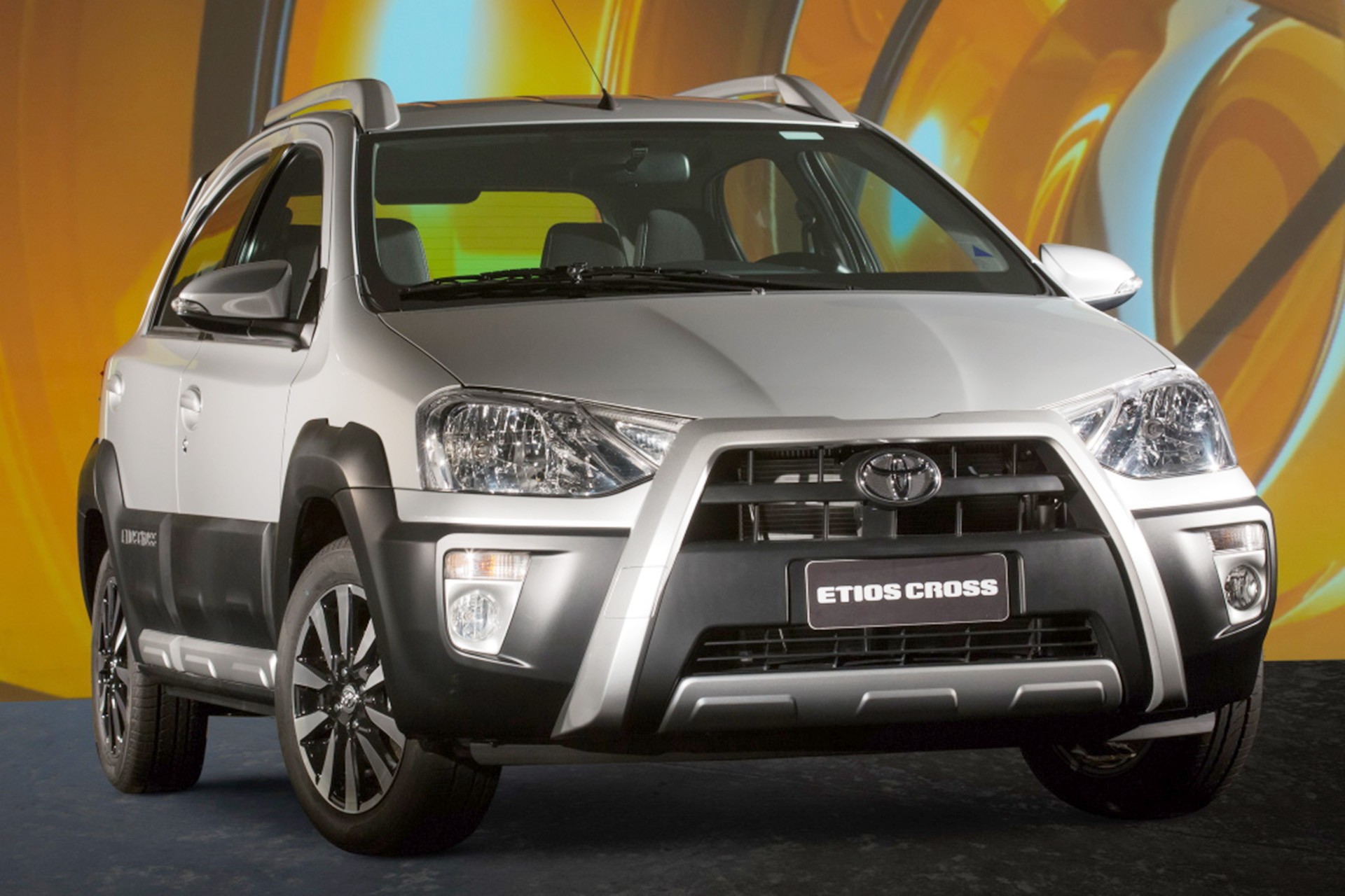 5 carros usados que parecem uma alegoria de Carnaval por até R$ 50 mil