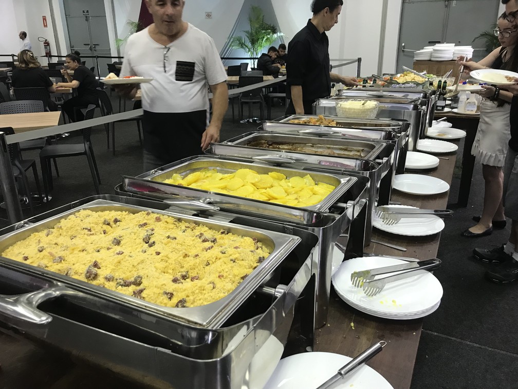 Restaurante oferece bufê a R$ 45 por pessoa no Salão do Automóvel de São Paulo — Foto: André Paixão/G1