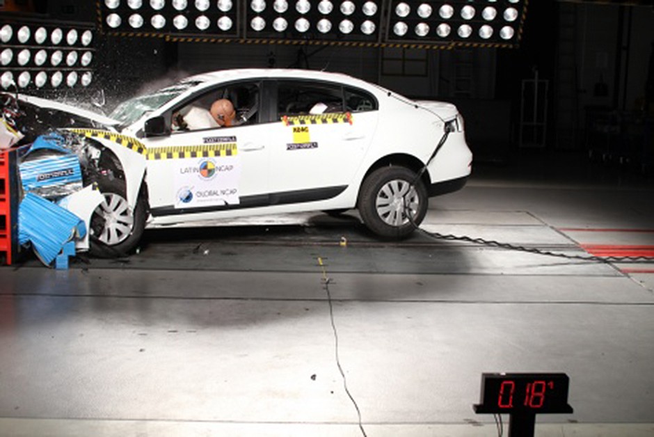 Renault Fluence com airbag duplo: 4 estrelas para passageiro adulto (nota 11,97/16,00) e 2 estrelas para passageiro infantil (nota 20,92/49,00)