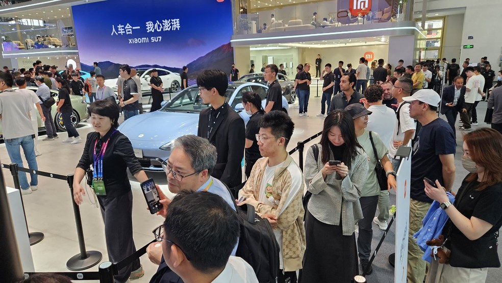 Fila para ver o Xiaomi SU7 no Salão de Pequim, na China  — Foto: Leonardo Felix/Auto News Brasil