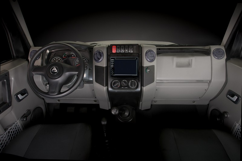 Por dentro, volante novo e, se você quiser, por que não uma central LCD?