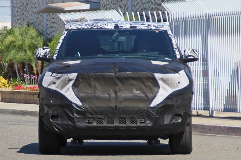 A cobertura não deixa ver muito da frente, apenas um pouco das sete entradas da grade (Foto: AutoMedia/Auto News Brasil) — Foto: Auto Esporte