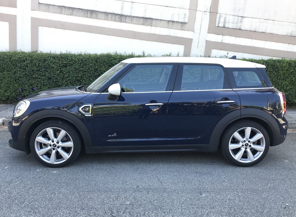 Pneus de perfil baixo garantem rigidez ao Mini Countryman All4 — Foto: André Paixão/G1