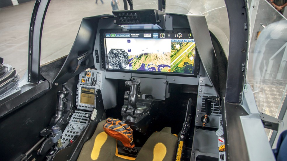 O painel completamente digital foi uma contribuição da Embraer ao projeto — Foto: Divulgação