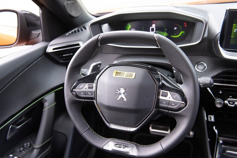 Instrumentos digitais continuam posicionados acima do volante (Foto: Divulgação) — Foto: Auto Esporte