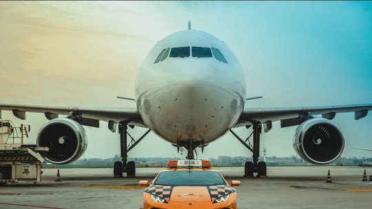Lamborghini Huracán ajudará a "manobrar" aviões em aeroporto na Itália: veja fotos