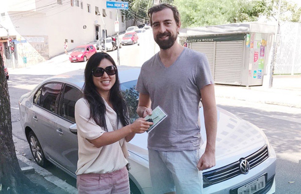 Tamy Lin entrega chave do carro para o primeiro cliente da Moobie — Foto: Divulgação