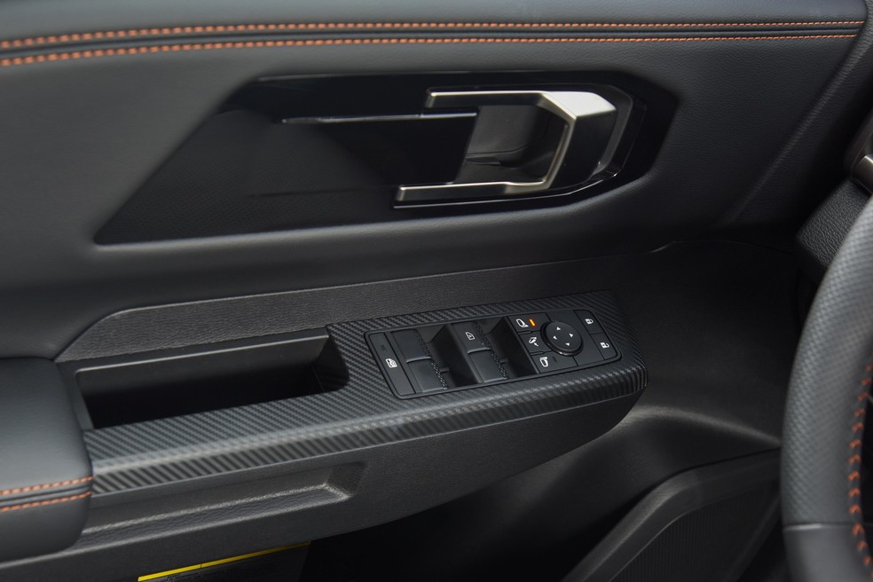 Nova Mitsubishi Triton tem apenas a luz dos retrovisores  — Foto: Murilo Góes/Auto News Brasil