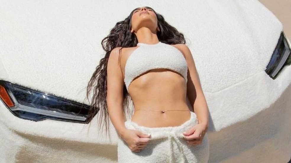 Kim Kardashian usou o veículo para promover sua marca de roupas — Foto: Reprodução