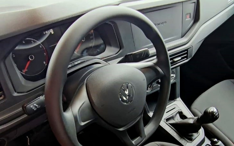 Volkswagen Polo Robust não tem rádio e antena para economizar custos  — Foto: Jady Peroni/Autoesporte