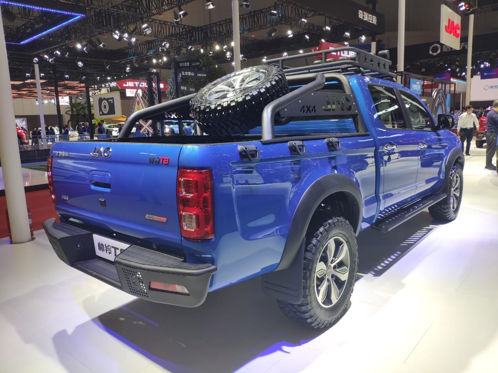 Picape da Jac Motors, chamada de T8 por lá, no Salão de Xangai 2019 — Foto: André Paixão/G1