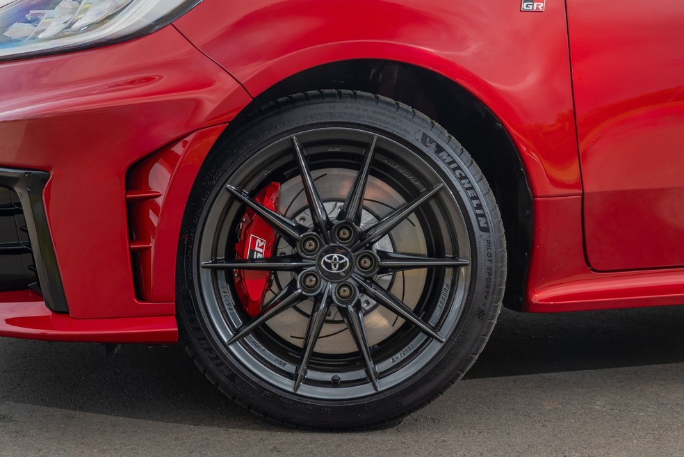 Toyota GR Yaris tem freios a disco vesntilados e rodas de 18 polegadas — Foto: Divulgação