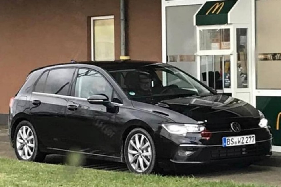 Golf de oitava geração é flagrado no drive thru de lanchonete (Foto: Reprodução) — Foto: Auto Esporte
