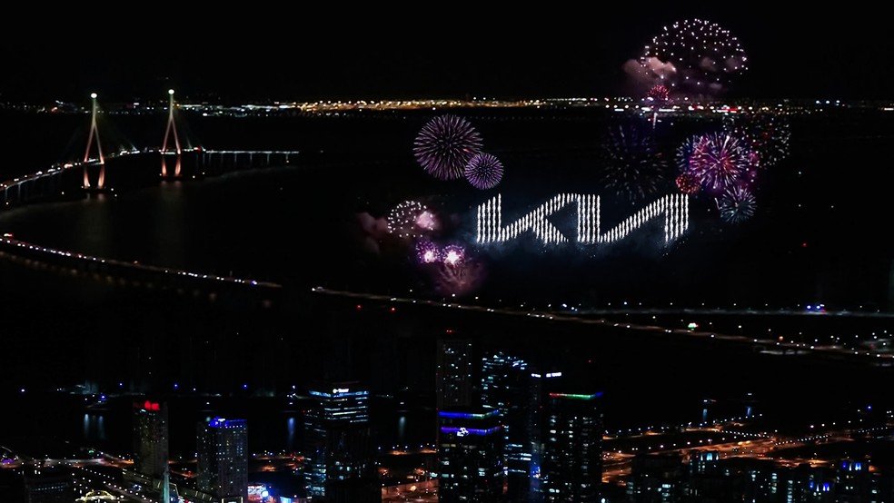 O show de luzes e fogos aconteceu nos arredores de Seul e incluiu 303 drones — Foto: Divulgação