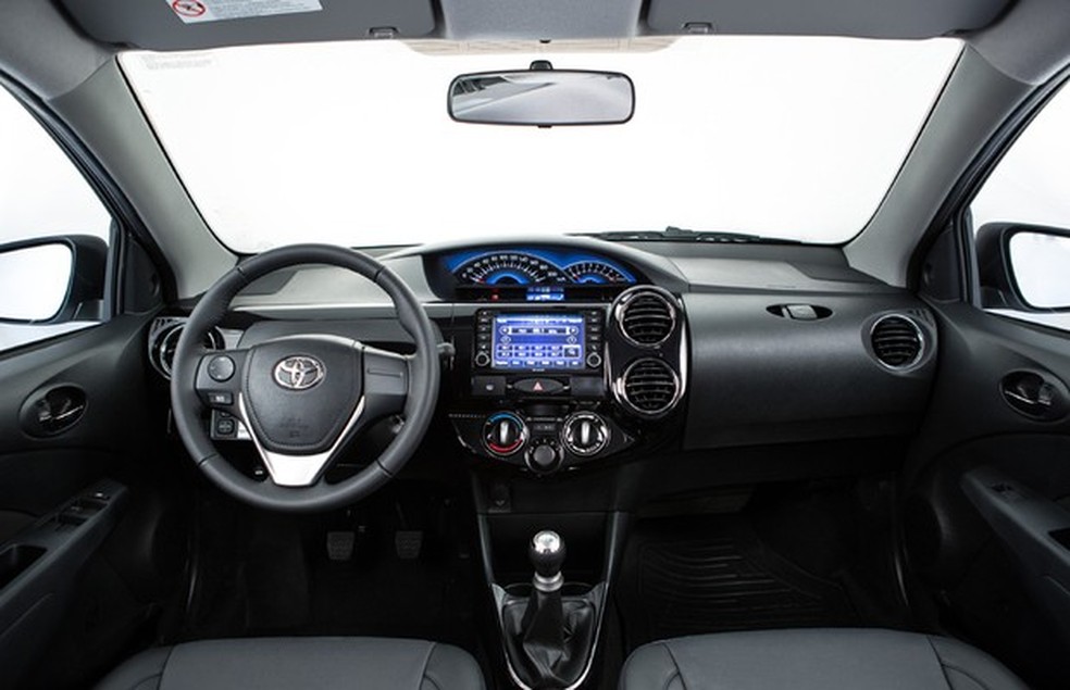Interior do Etios Platinum 2015 (Foto: Divulgação) — Foto: Auto Esporte