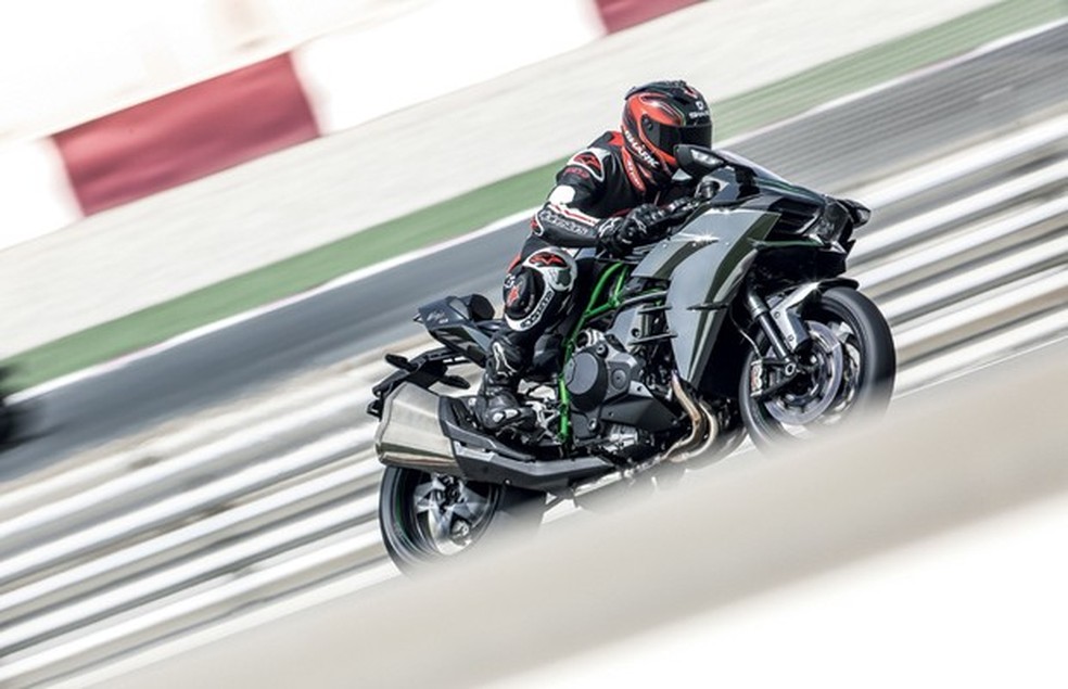 (アヤセ林)unimotion Japonesa endiabrada: aceleramos a Kawasaki Ninja H2, esportiva